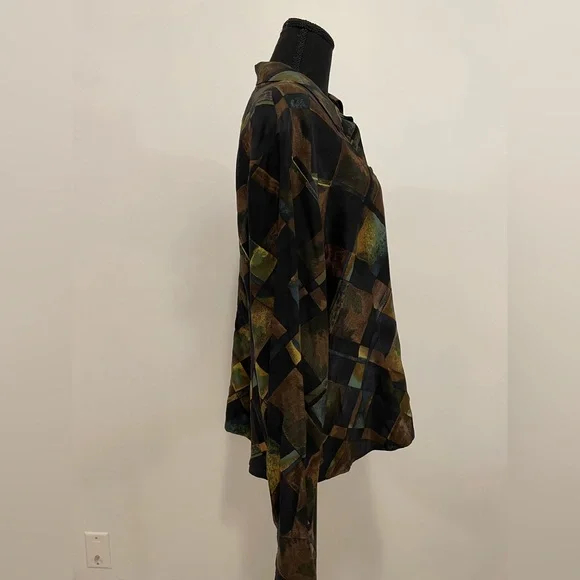 Geometric Patterned Button-Up Shirt - Picture 3 of 5